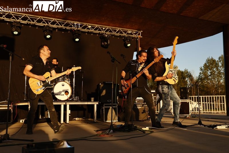 Efecto Retroactivo llena de rock de los 80 y 90 el parque de Nebrija