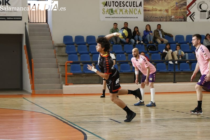 El BM Salamanca bate al BM Santoña para celebrar la salvación (34-31)