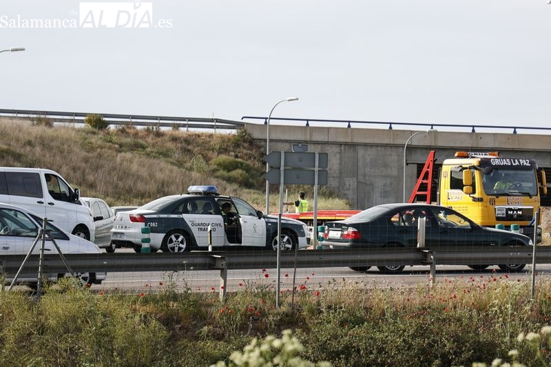 Dos personas, de 68 y 67 años, heridas tras colisionar contra un camión en la rotonda de Buenos Aires
