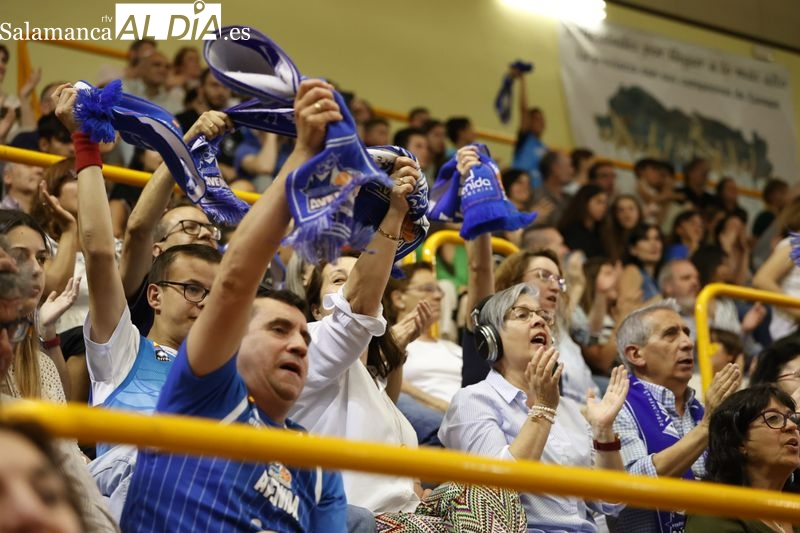 La Marea Azul quiere más y alienta al Perfumerías Avenida para llegar a la final