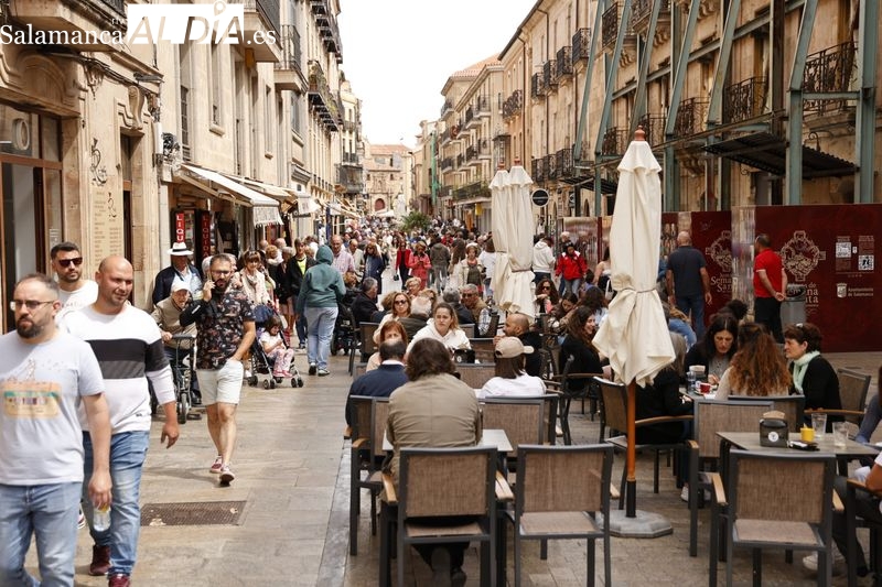 El buen tiempo y el puente animan a salmantinos y visitantes a disfrutar en el centro de Salamanca