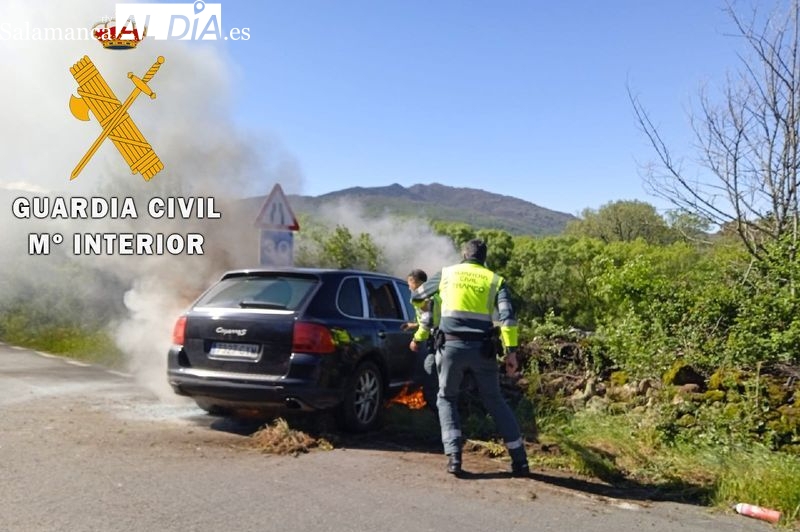 Rescatan a un conductor semiconsciente en Béjar, antes de que se quemase su coche