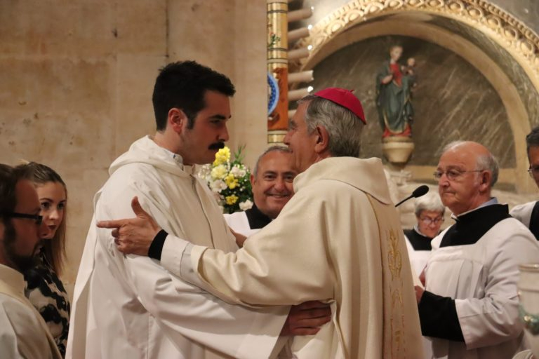 El joven que ha recibido el bautismo, la comunión y la confirmación  en un mismo acto en la Catedral de Salamanca