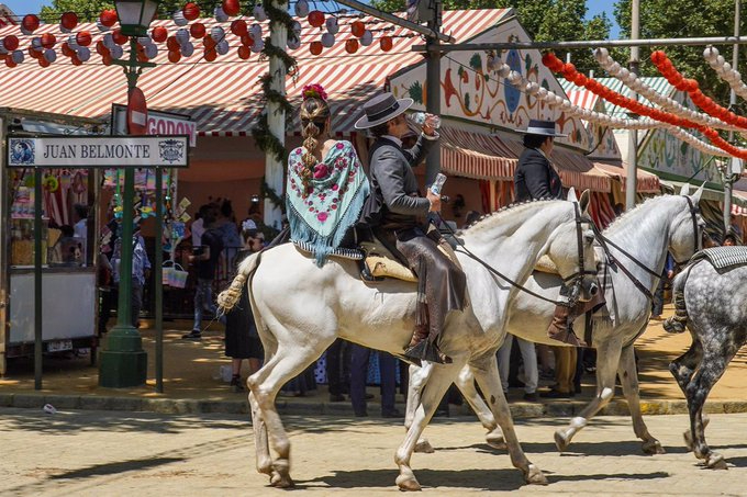 Caballos muertos y una menor herida por el incendio de una carpa cerca del recinto ferial de Sevilla