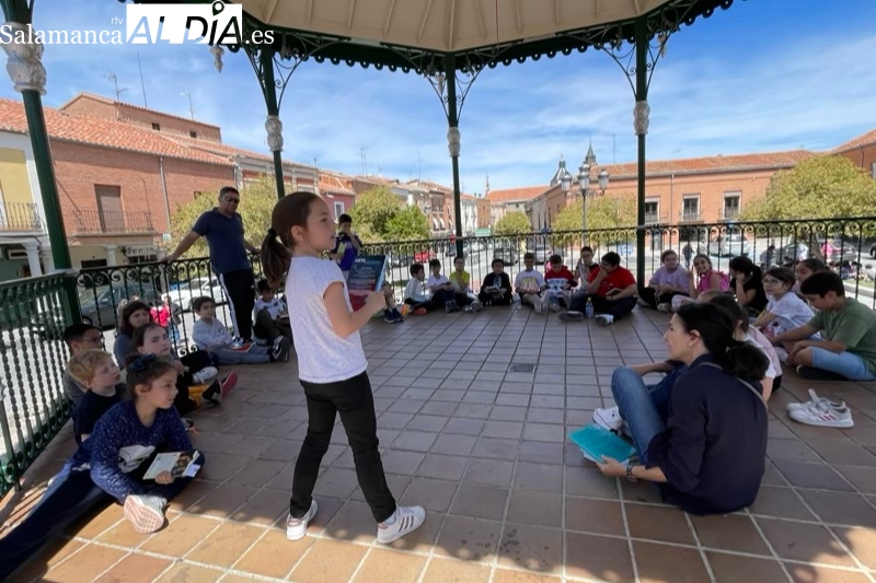 Decenas de escolares del CEIP Severiano Montero disfrutan de lecturas al aire libre en la Plaza de España