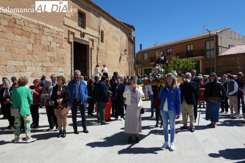 Primaveral recibimiento a Santa Barbara en las calles de Villoria