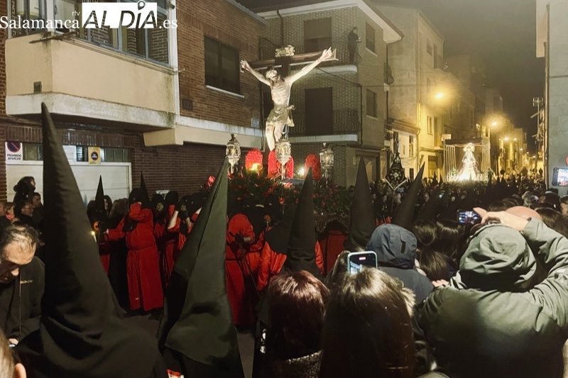 Devoción multitudinaria y sorpresas protagonizan la esperada procesión del Cristo del Humilladero y Nuestra Señora de las Lágrimas