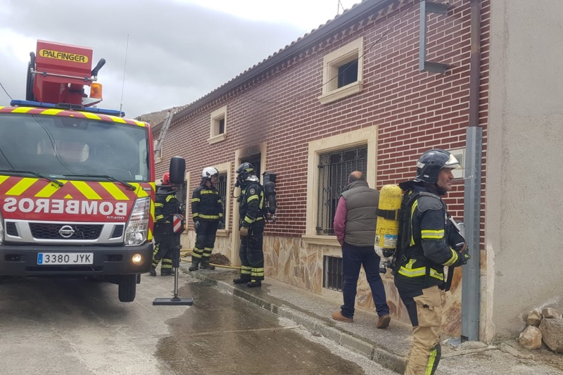 Dos dotaciones de Bomberos de Peñaranda trabajan en la extinción de un potente incendio en una vivienda en Gimialcón