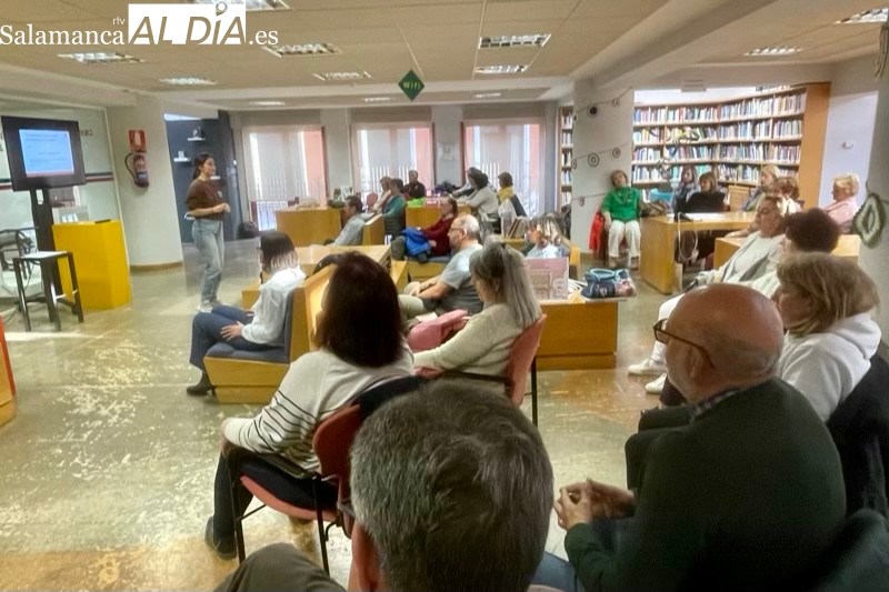 Decenas de personas participan en la interactiva charla ‘Humana-Mente: interpretación emocional de obras maestras’