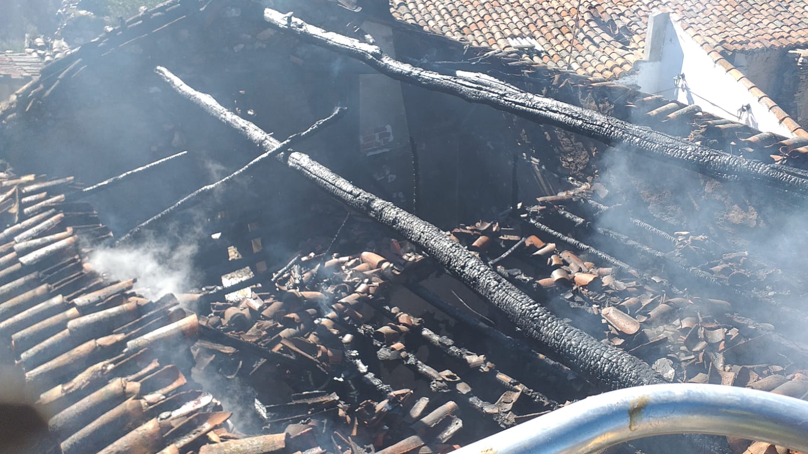 Al menos dos dotaciones de Bomberos de Peñaranda intervienen en un grave incendio en Horcajo Medianero