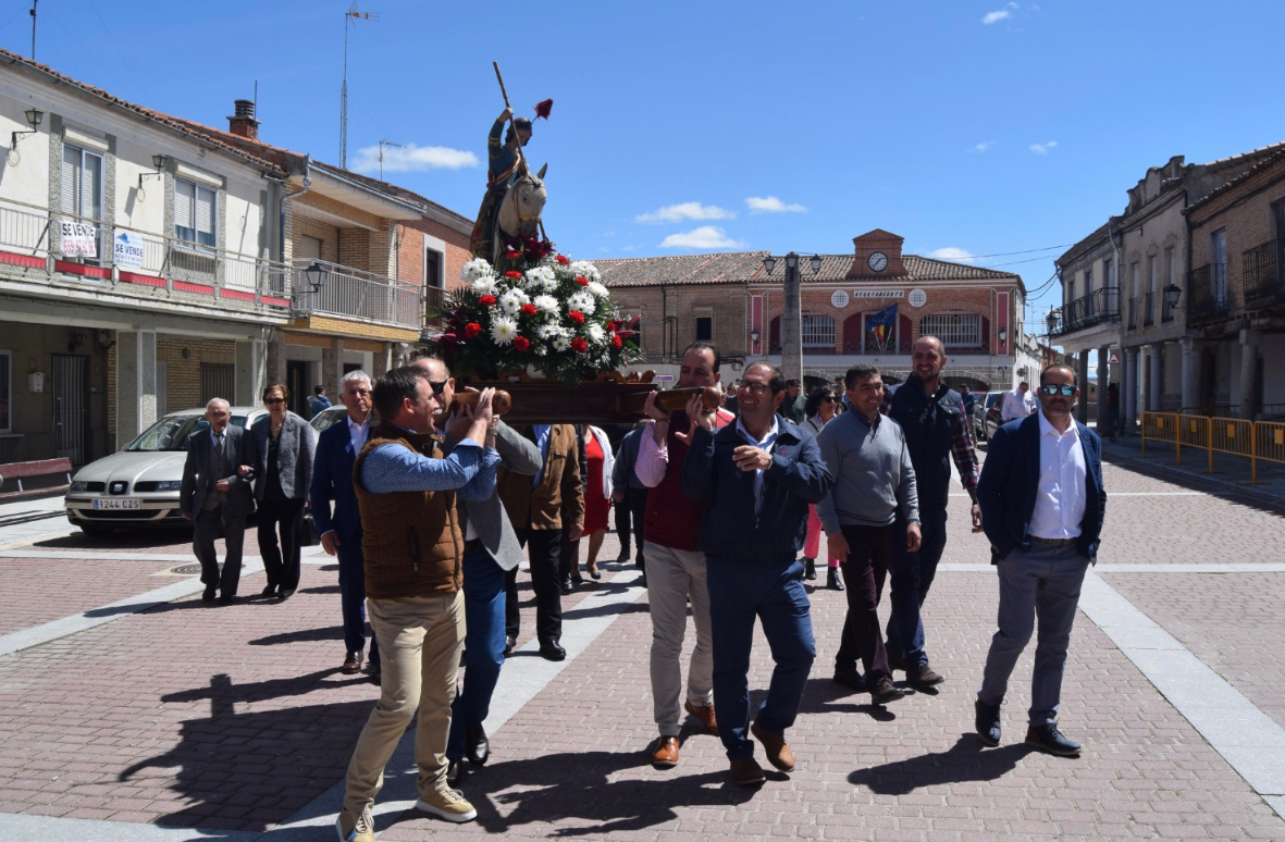 Santiago de la Puebla se engalana para honrar en las calles a San Jorge