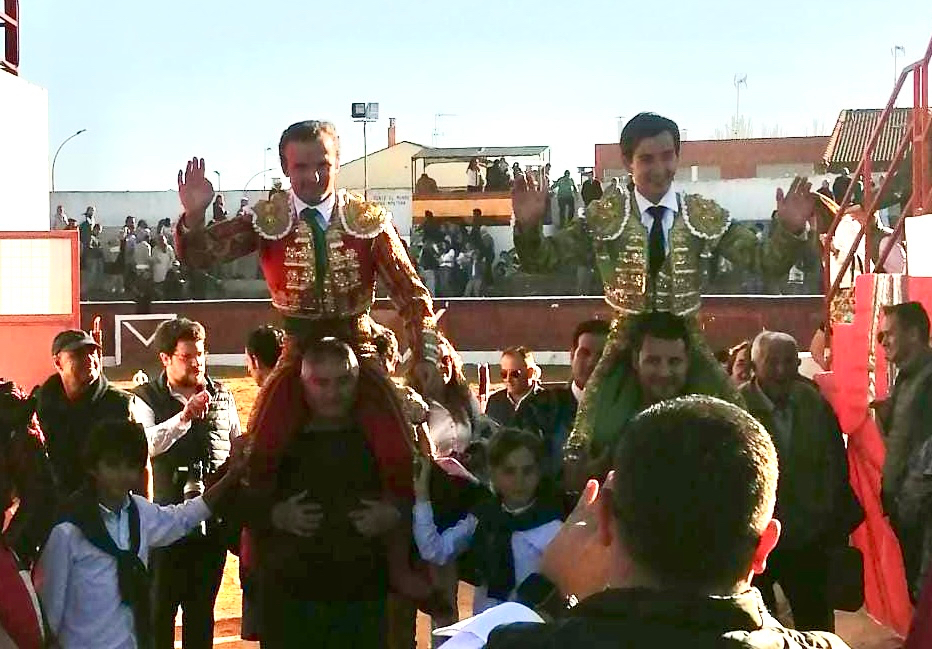 Tarde de primavera y trofeos para una variada Corrida Mixta en Villoria