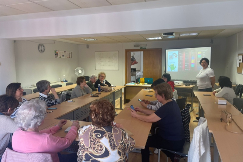 Arranca el programa formativo ‘Mayores Enredad@s’ con cerca de 30 participantes