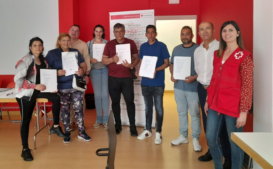 Los participantes en los Itinerarios personalizados de inserción de Cruz Roja reciben sus diplomas