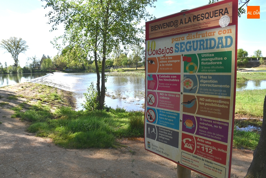 Mesas reservadas y carteles listos por si alguien se anima a bañarse en la matinal del Lunes de Aguas