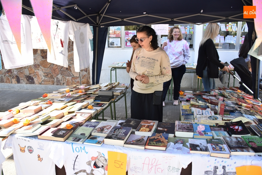 El IES Tierra debuta en la Feria del Libro con un mercadillo con fines solidarios