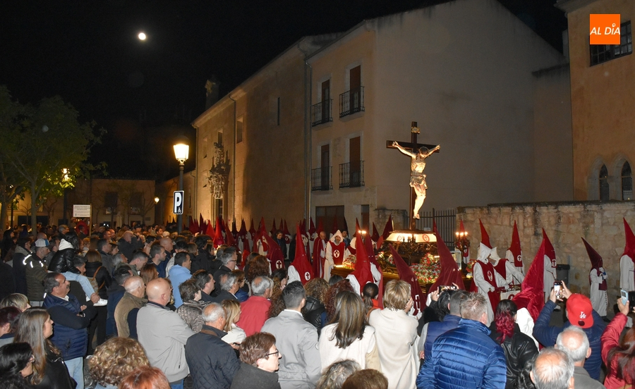 Multitudinario acompañamiento al Cristo del Silencio bajo una espectacular luna