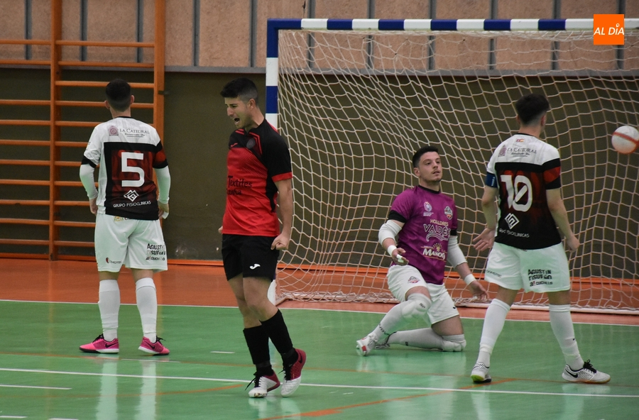 El III Senior gana al Domotec León ‘pidiendo la hora’ tras un peculiar partido