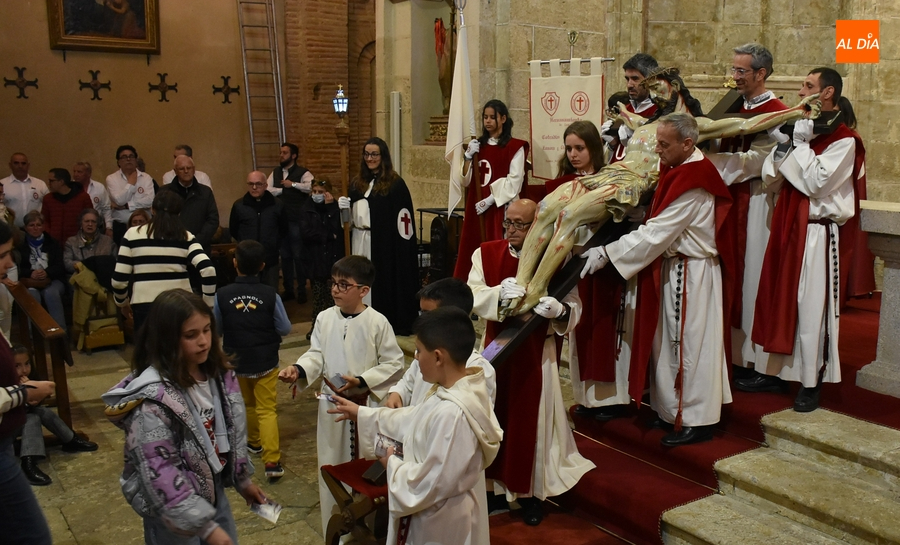 Respetuosa ronda de reverencias al Cristo del Silencio