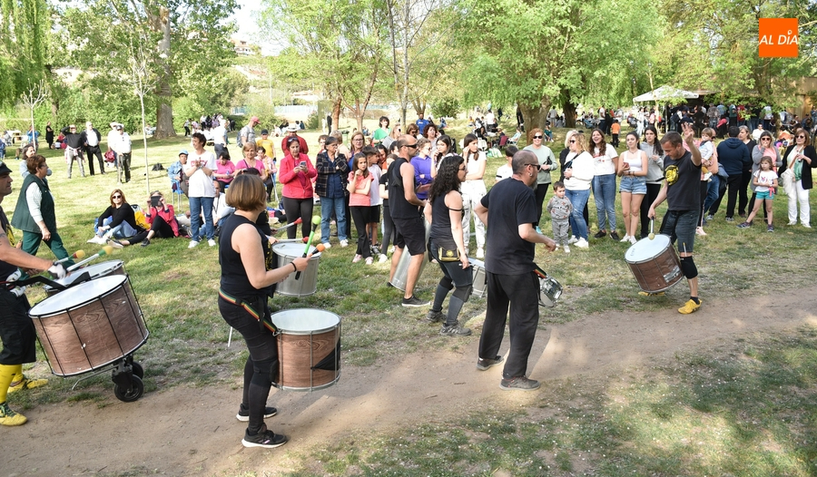 La Torzida le pone un nuevo ritmo a la multitudinaria celebración del Lunes de Aguas en Miróbriga