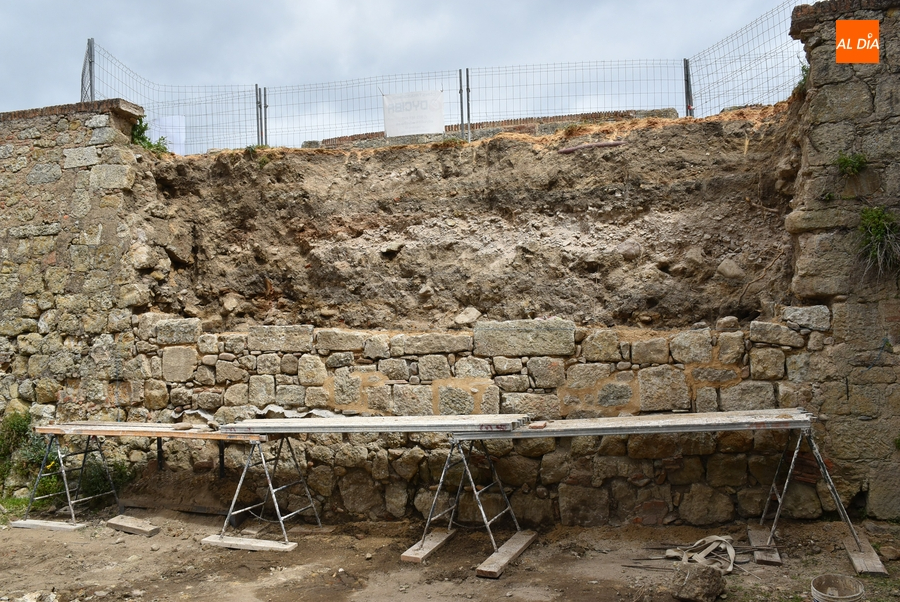 En marcha la reconstrucción del muro derruido en la Plazuela de Herrasti