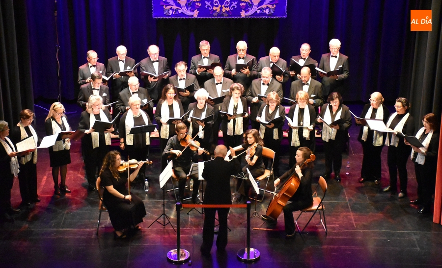 La coral sevillana Ensemble Enharmonía extiende el ambiente de Semana Santa