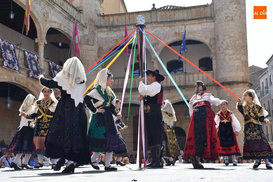 Calurosa mañana de Charrada con protagonismo local, incluido de niños y jóvenes
