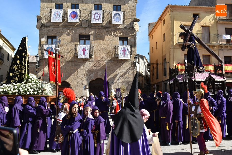 El Nazareno y La Dolorosa se encuentran en una resplandeciente mañana