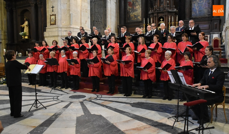 La Coral decana de Vitoria anima el Puente en Miróbriga