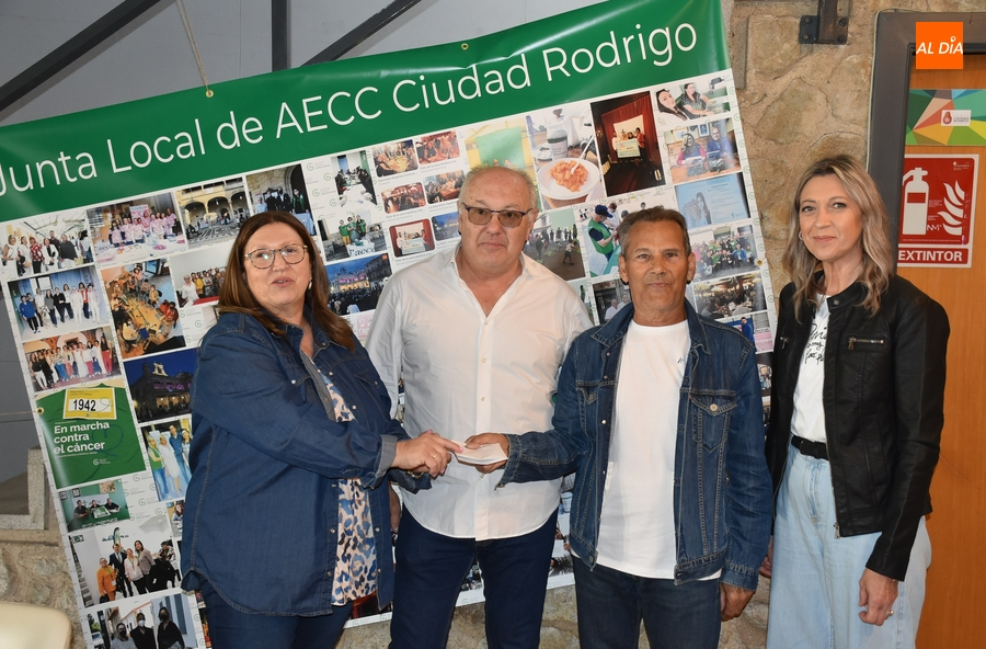 La AVV de Las Canteras cesa su actividad tras 33 años entregando sus últimos ahorros a la AECC