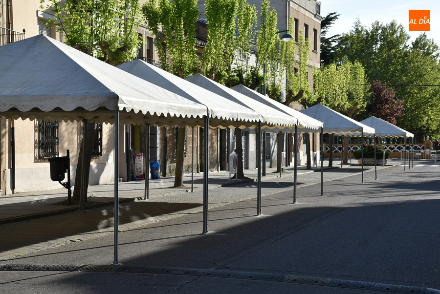 La calle Lorenza Iglesias y su entorno se pueblan de carpas