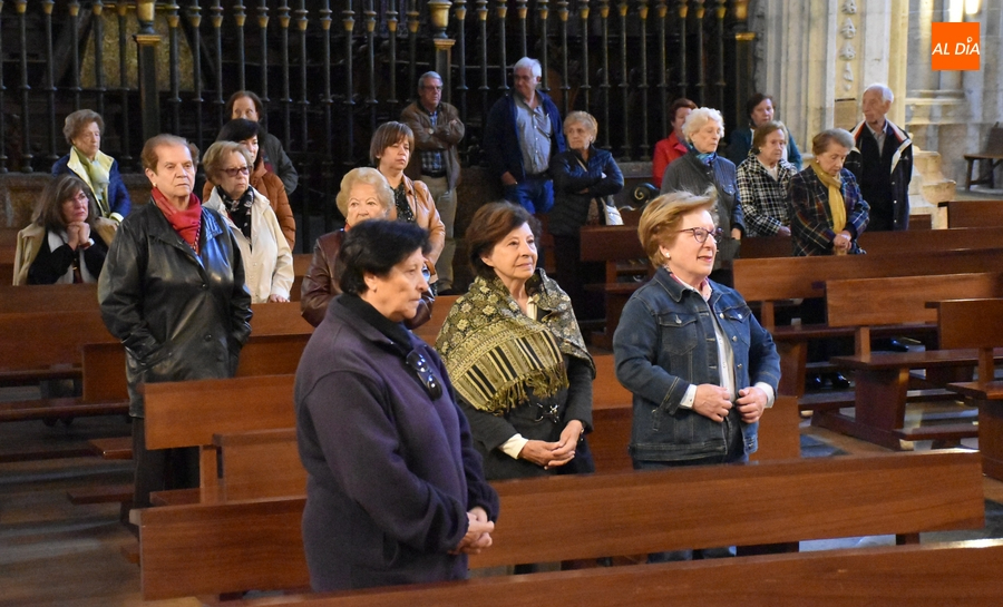 Algo más de una treintena de fieles asiste al clásico viacrucis del Viernes Santo en la Catedral