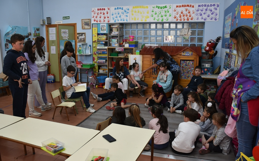 Los mayores del Colegio San Francisco leen cuentos a los peques con motivo del Día del Libro