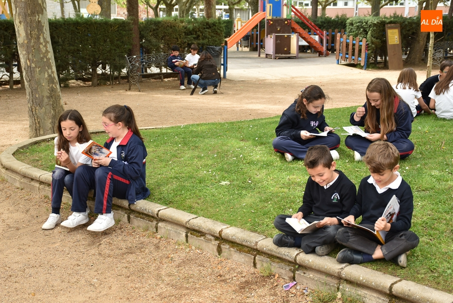 Alumnos de Misioneras-Santa Teresa conmemoran el Día del Libro leyendo en La Glorieta