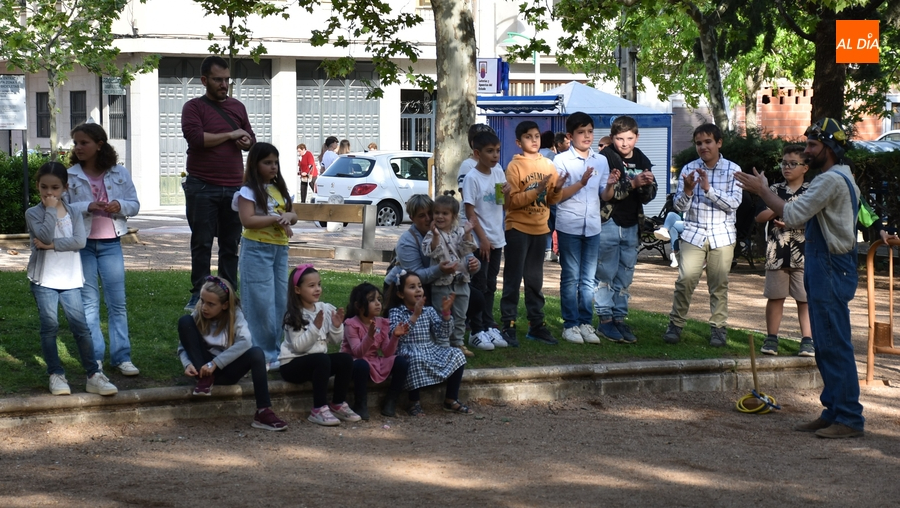 Concluye la Feria del Libro dando una última ‘Vuelta al Mundo en 80 días’