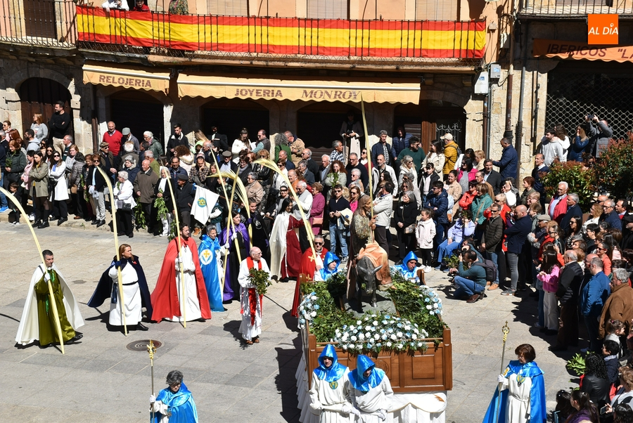 Miróbriga agita ramos y palmas para recibir a La Borriquilla al ritmo del Reloj Suelto
