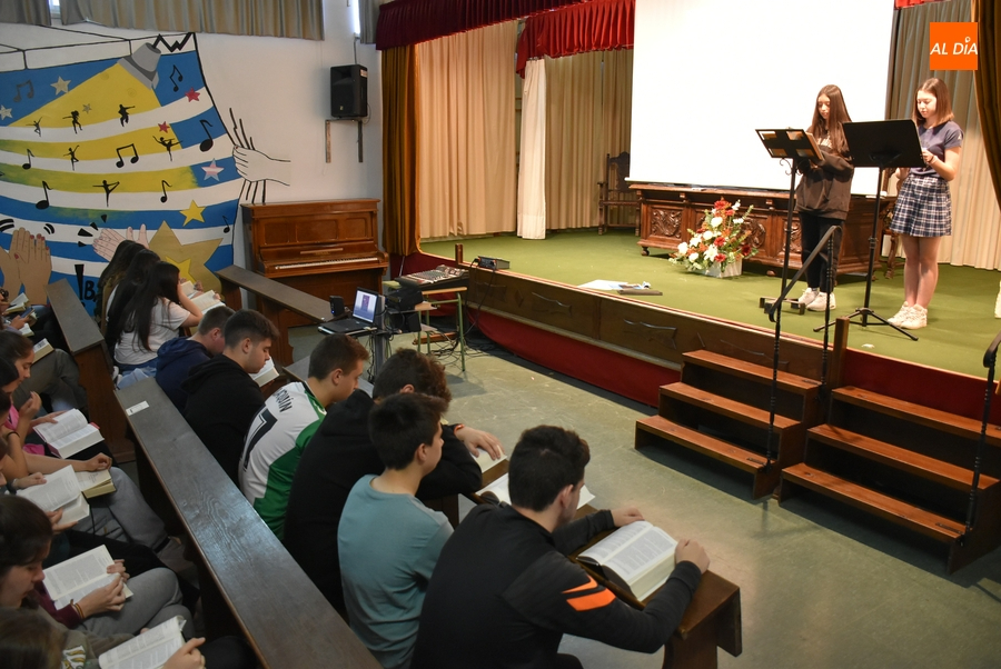 El IES Fray Diego lee de forma colectiva ‘El Quijote’ para conmemorar el Día del Libro