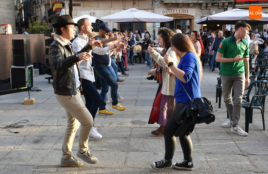 La clásica sesión de bailes populares a pie de Plaza remata La Charrada 