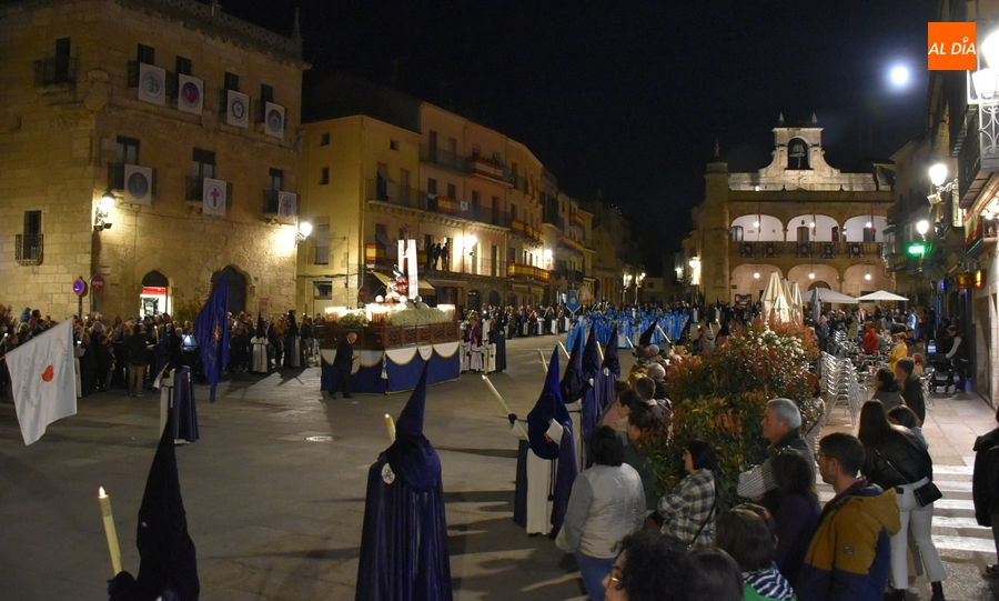 La Virgen de las Angustias procesiona bajo la luna llena con un debut y un regreso en materia musical