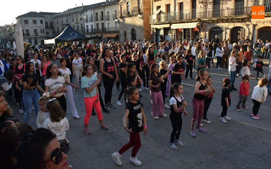 Concurridísima sesión de zumba en plena Plaza Mayor mirobrigense