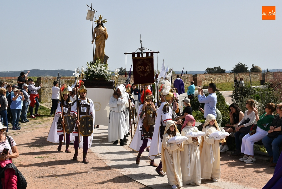 Histórico tránsito del Resucitado por la muralla en el abarrotado broche de la Semana Santa