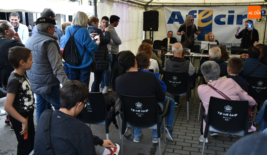 Completísima mañana sabatina de Feria del Libro en busca de chirimichis y hasta con música