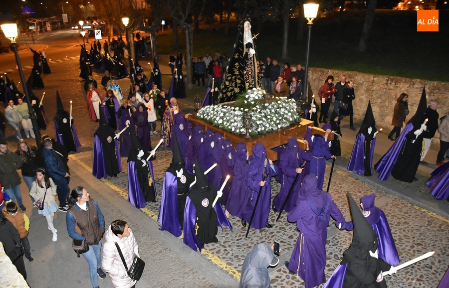 La Dolorosa abre las procesiones de Semana Santa con un acompañamiento musical reducido
