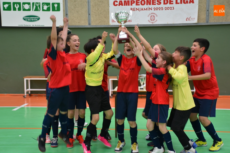 El Benjamín A del III Columnas levanta la copa de campeones de Liga