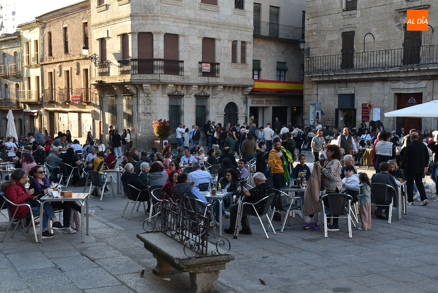 Bulliciosa jornada de Jueves Santo con las terrazas viviendo uno de sus días grandes del año