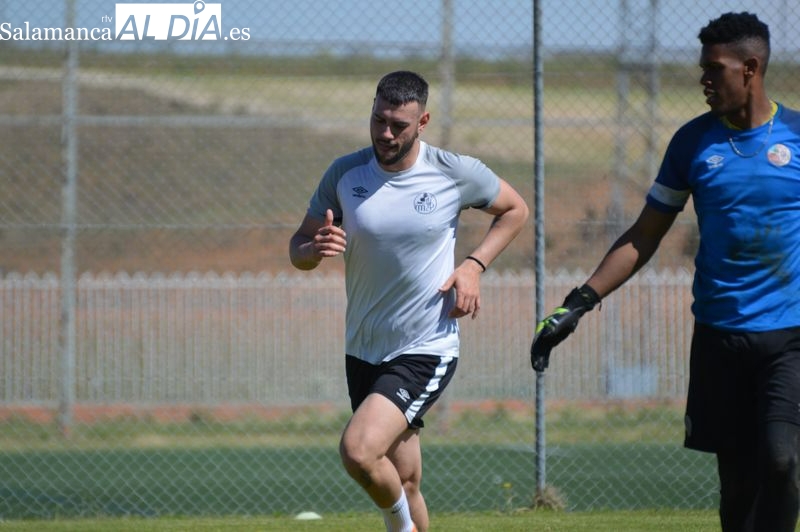 Sergi Sánchez, el jugador que se recupera de una lesión bajo las órdenes del Memo Calvillo en el entrenamiento del Salamanca UDS