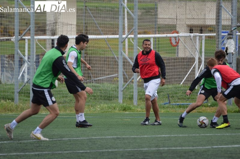 Rafa Dueñas se vuelve a sentir futbolista en el entrenamiento del Salamanca UDS: dorsal 9, algún gol y el centro de las miradas