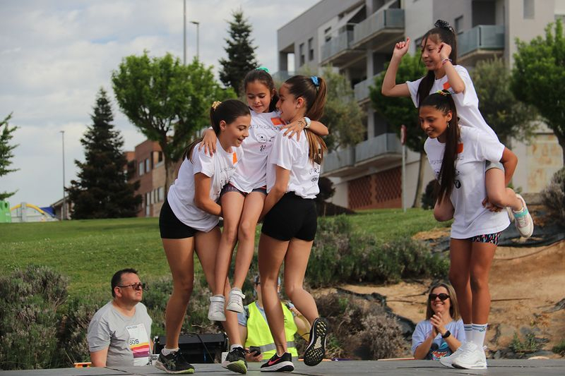 Cerca de 900 escolares, profesores y miembros de la comunidad educativa de Carbajosa celebran el Día de la Educación Física en la Calle