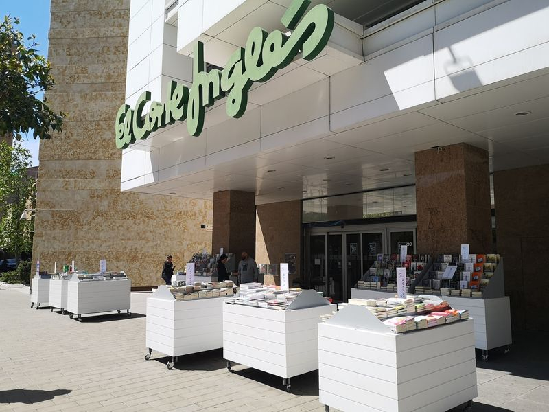 El Corte Inglés de Salamanca saca su librería a la calle esta semana