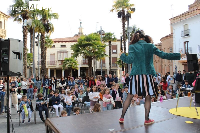 Jóvenes y niños se acercan a la literatura gracias a la Feria del Libro